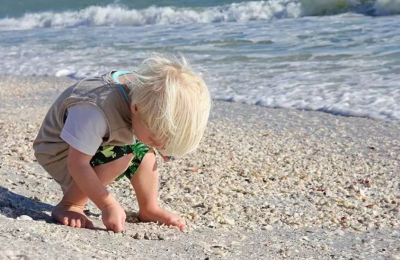 Mua đồ chơi cho bé cùng gia đình đi biển