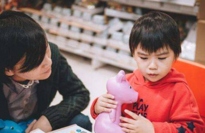 Bé đòi mua đồ chơi liên tục cách xử lý thông minh của các mẹ