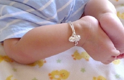 Bé thôi nôi nên mua tặng loại đồ chơi gì