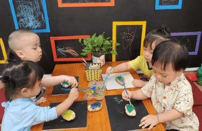 Hiểu đồng cảm với cảm xúc của bé mầm non