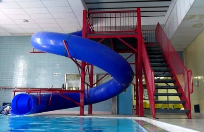Cầu trượt xích đu cho không gian hồ bơi khu thiếu nhi