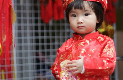 Cách chọn quần áo ngày tết cho bé