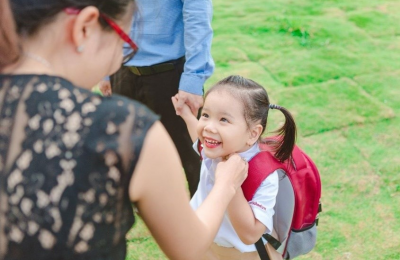 Cần cho trẻ vui chơi làm quen với môi trường trước khi đi học