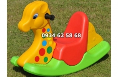 Đồ chơi bập bênh giúp bé vận động thể chất hiệu quả