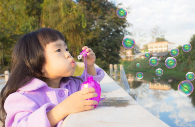 Đồ chơi với nước cho trẻ mầm non
