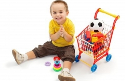 khi bé liên tục đòi mua đồ chơi rồi không sử dụng