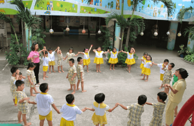 Đồ chơi ngoài trời phù hợp cho trẻ mầm non