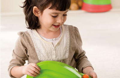 Đồ chơi hỗ trợ các bé vận động thể chất