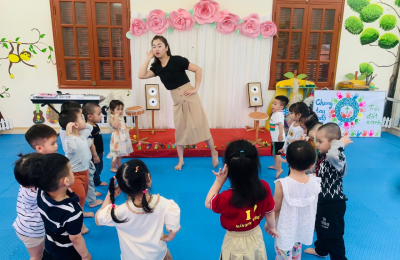 Cách giúp bé đi học lần đầu ngoan không khóc siêu hiệu quả