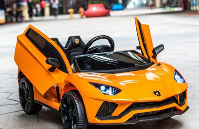 Xe ô tô chạy bằng điện cho bé có điều khiển