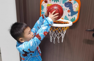 Bóng rổ mini gắn trên tường hoặc cây để ném bóng