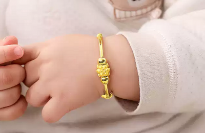 Cách chọn vòng đeo tay làm quà cho bé