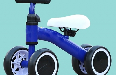 So sánh xe chòi chân 2 bánh và 4 bánh