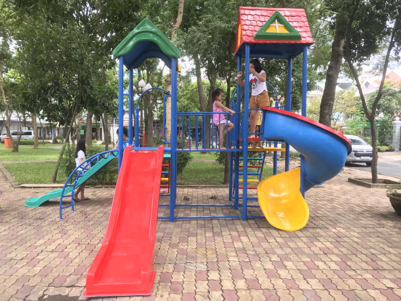 Cầu trượt xoắn 2 máng 2 mái CT 019