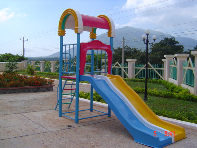 Cầu trượt đơn mầm non