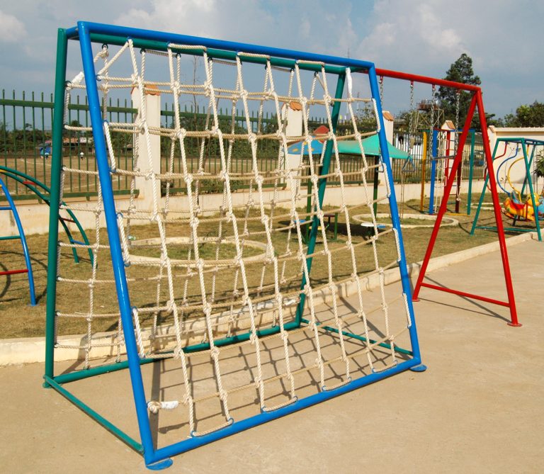 Thang leo xích đu chữ A  trò chơi vận động được yêu thích bởi trẻ em