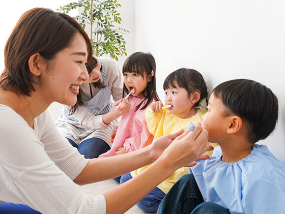Lý do các gia đình thường thuê bảo mẫu, cô giáo đón bé mầm non