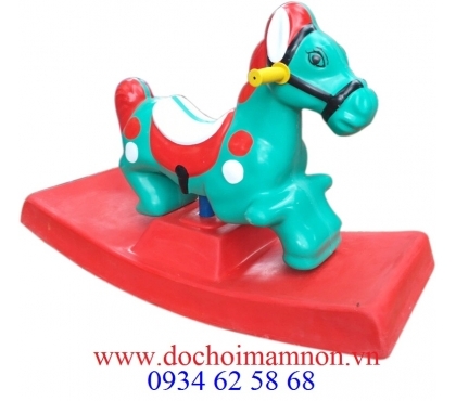 Ngựa bập bênh trò chơi truyền thống được yêu thích của các bé