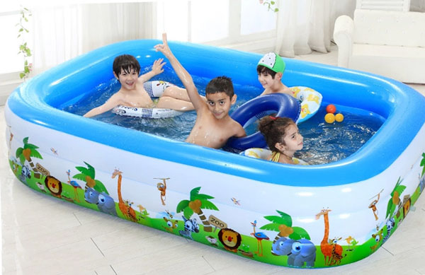 Bể bơi mini tại nhà cho bé