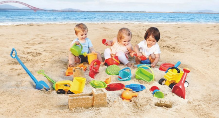 Bộ đồ chơi bãi biển: Xô, xẻng, khuôn cát để xây lâu đài cát