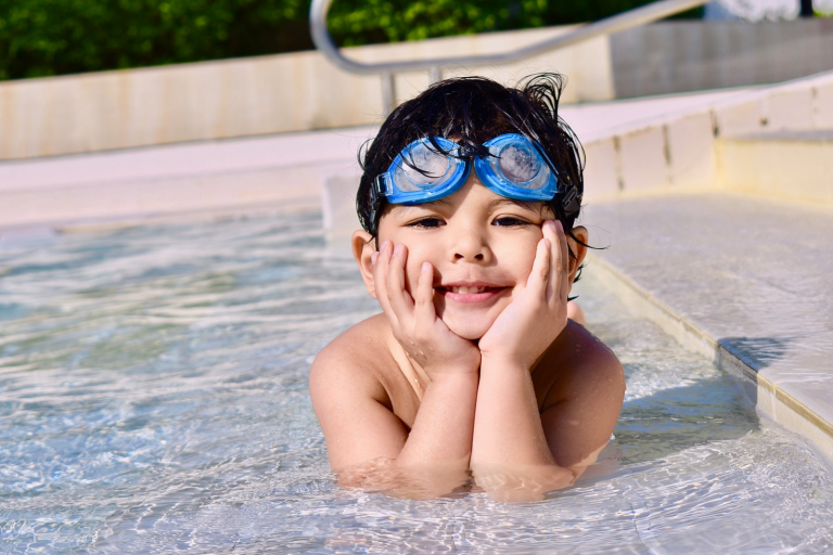 Bể bơi mini giải trí và vui chơi ngày hè cho bé