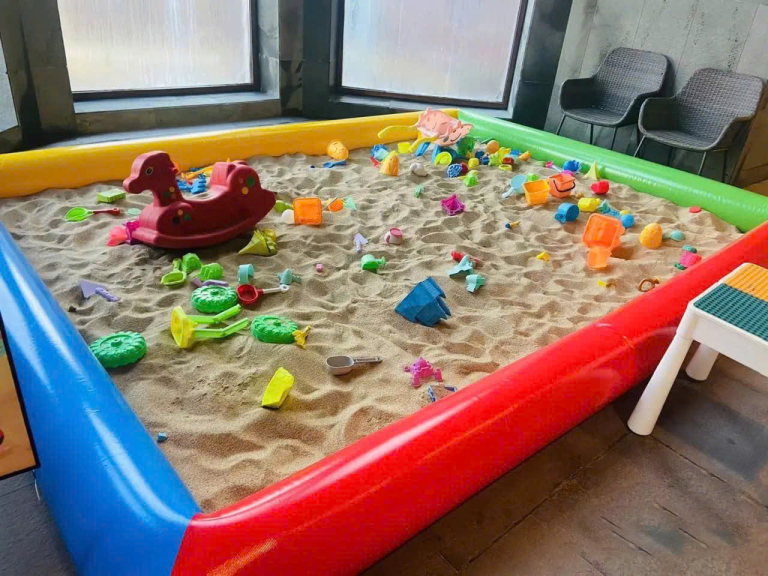 Bồn cát vui chơi trải nghiệm tại nhà dành cho các bé