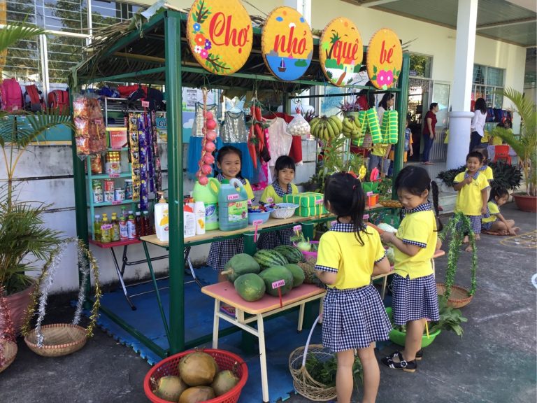 Chế đồ dùng đồ chơi phát triển vận động cho bé