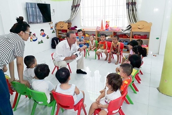 Trẻ mầm non mấy tuổi nên cho trẻ tiếp xúc ngoại ngữ