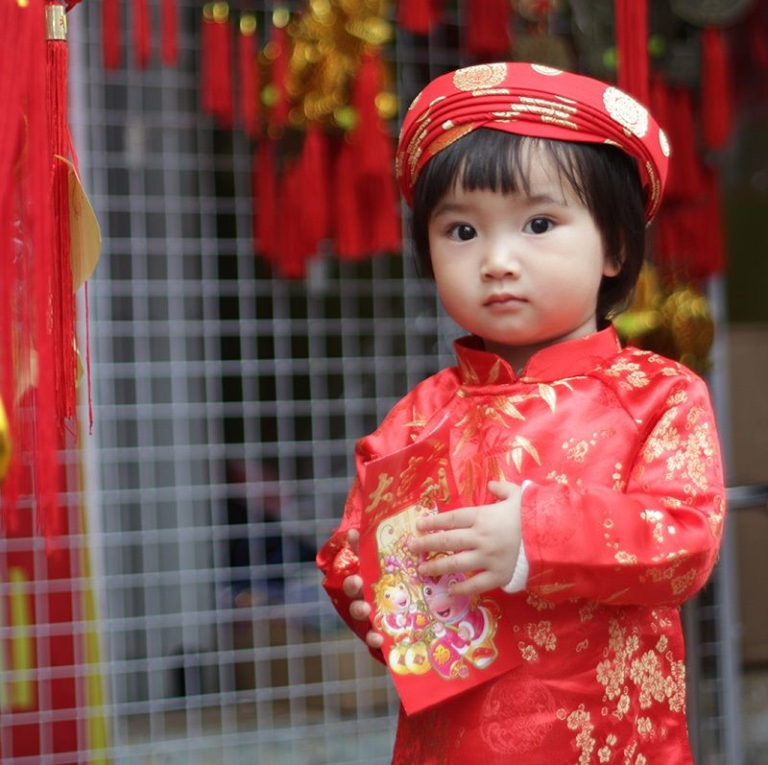 Cách chọn quần áo ngày tết cho bé