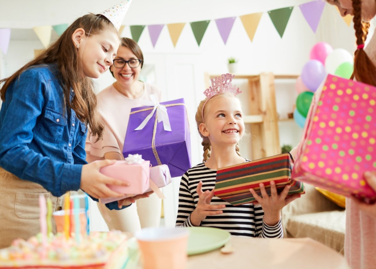 Cách chọn quà mừng sinh nhật cho các bé mầm non