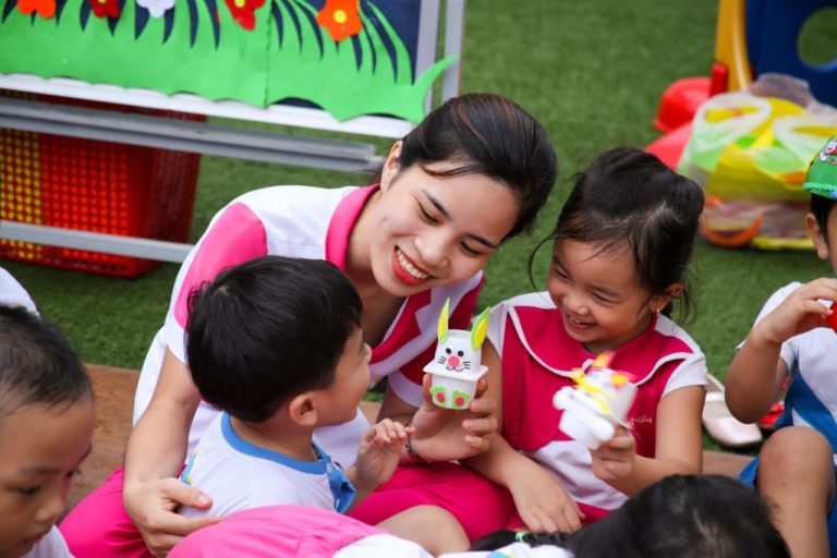 Xem hình chế các món đồ chơi từ phế liệu cho bé