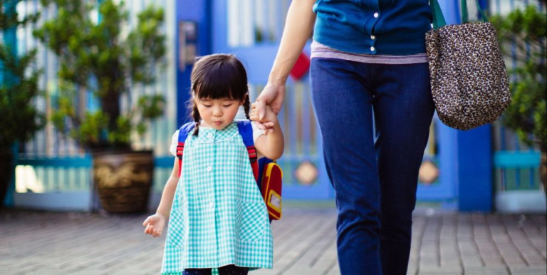 Chuẩn bị cho bé ngày đầu đi học mầm non