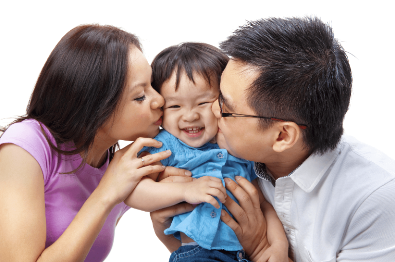 Dạy bé phụ giúp bố mẹ khi còn nhỏ
