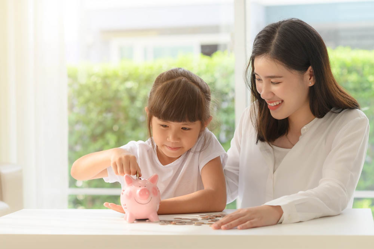 Dạy bé tiết kiệm tiền ngay từ nhỏ