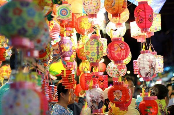 Chọn mua đồ chơi làm quà cho bé mùa tết trung thu
