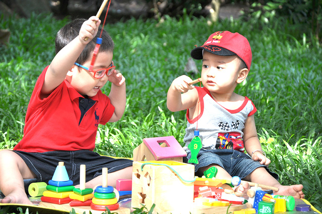 Lợi ích của đồ chơi mầm non thông minh cho bé phát triển