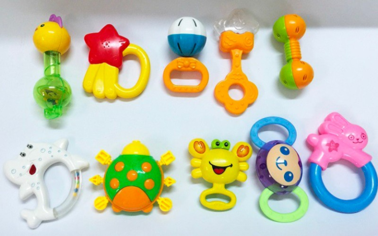 Cách chọn đồ chơi cho trẻ sơ sinh bé trai và bé gái