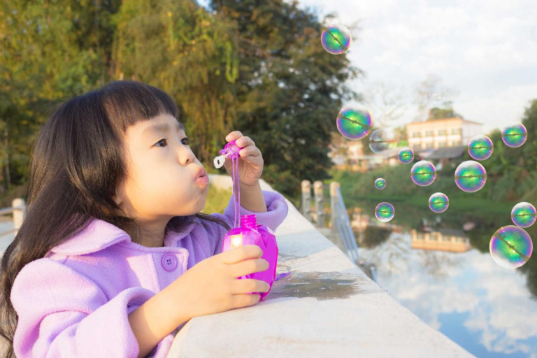 Đồ chơi với nước cho trẻ mầm non