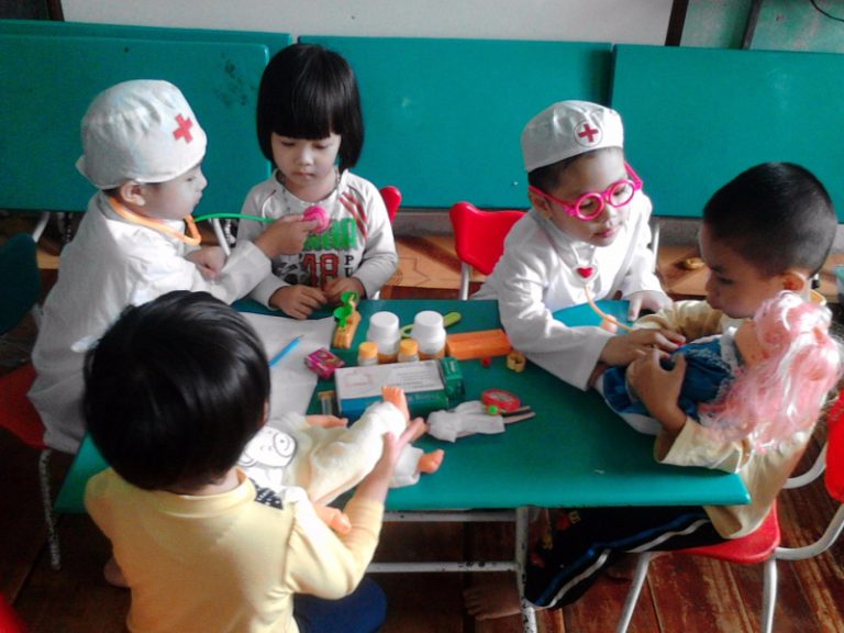 Mẹo chọn đồ chơi mầm non cho các gia đình đông trẻ