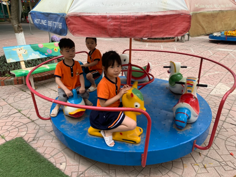 Đồ chơi hoạt động ngoài trời