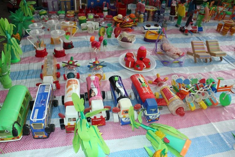 Đồ chơi mầm non làm từ phế liệu