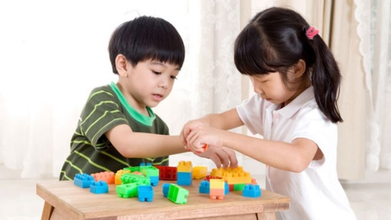Đồ chơi em bé vận động và sáng tạo
