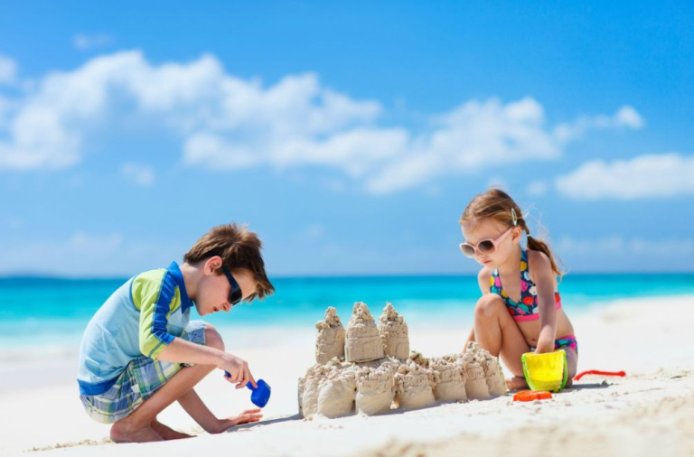 Chuẩn bị đồ cho bé đi biển cùng gia đình
