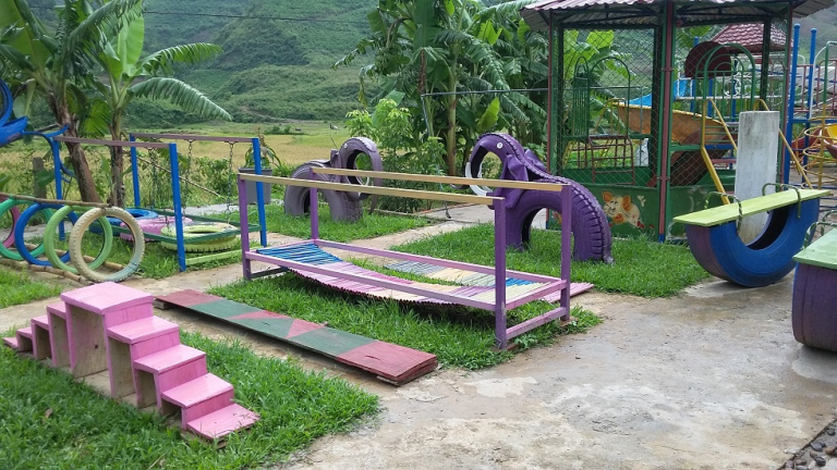 Đồ dùng đồ chơi tự tạo ngoài trời