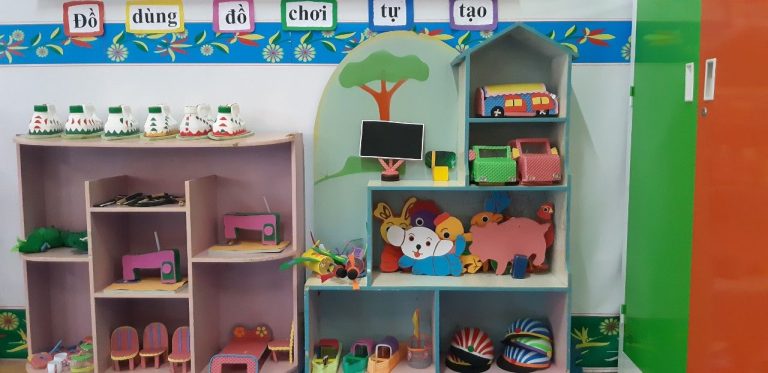 Đồ dùng đồ chơi tự tạo chủ đề trường mầm non