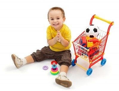 khi bé liên tục đòi mua đồ chơi rồi không sử dụng