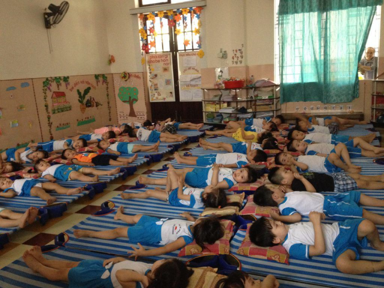 Cách chọn trang phục đi học cho bé mầm non