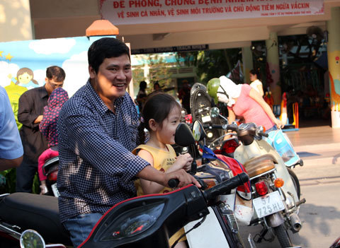 Giờ học mầm non đưa đón trẻ của các trường tại TPHCM