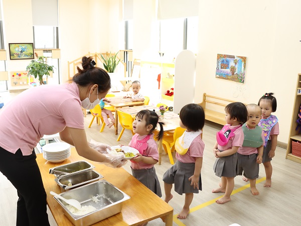 dạy bé cách cư sử lễ phép với ông bà thầy cô