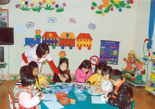 Nên gởi trẻ mầm non trường công hay cơ sở giử trẻ tư nhân